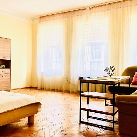 Apartment Near Opera On Horodotska 11 Lviv Ngoại thất bức ảnh